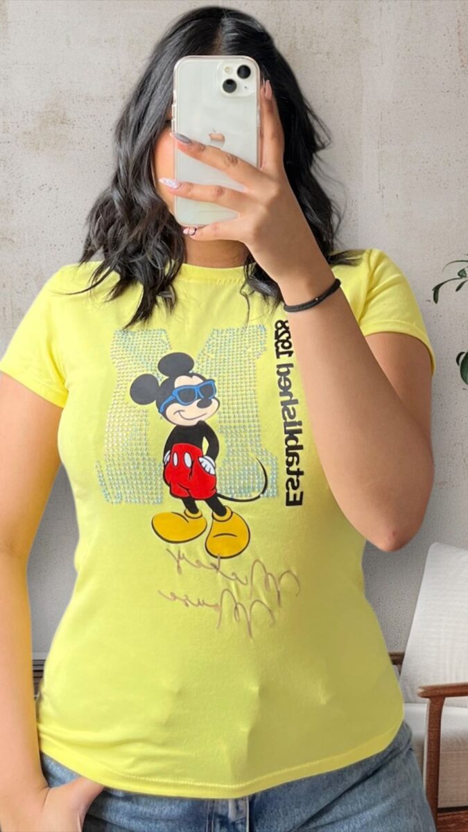Camiseta con diseño de mickey mouse con letras y  pedreria para mujer