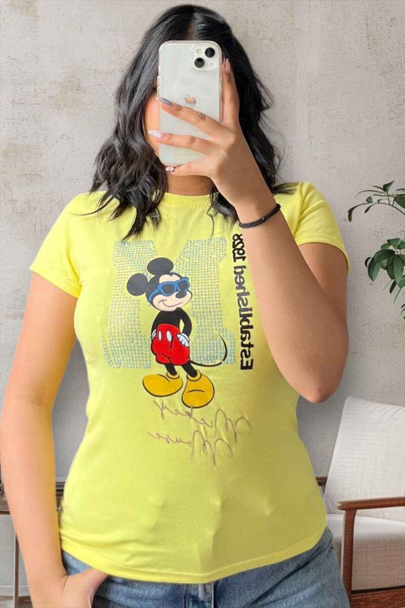 Camiseta con diseño de mickey mouse con letras y  pedreria para mujer