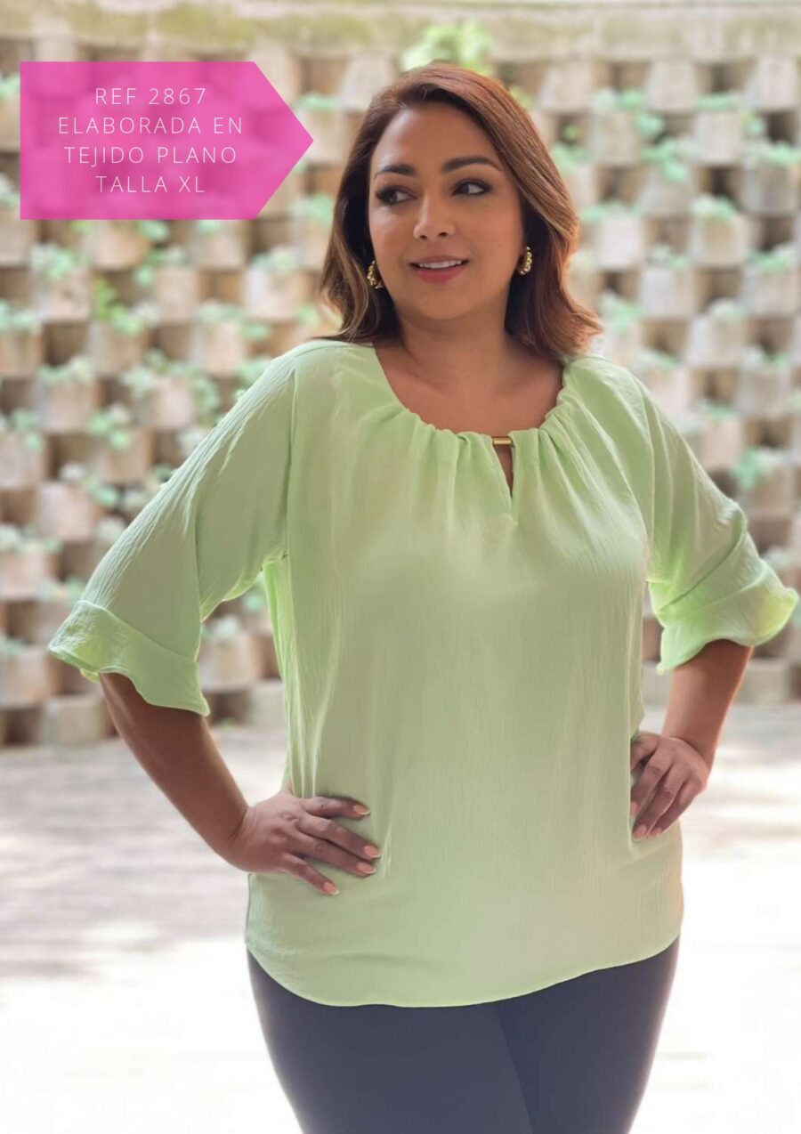 Blusa con mangas anchas y ajuste en escote