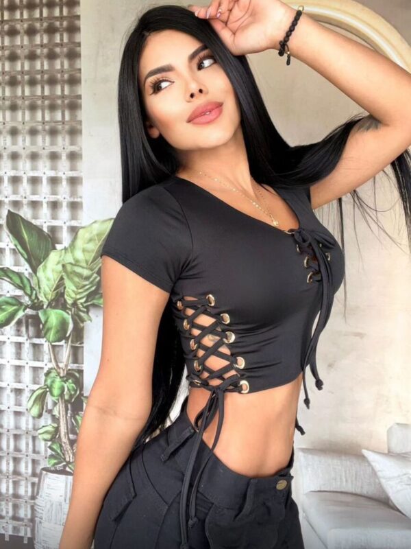 Crop top negro con lazos laterales para mujer