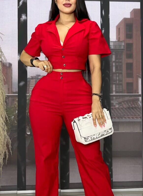 Conjunto pantalon y chaqueta corta con botones