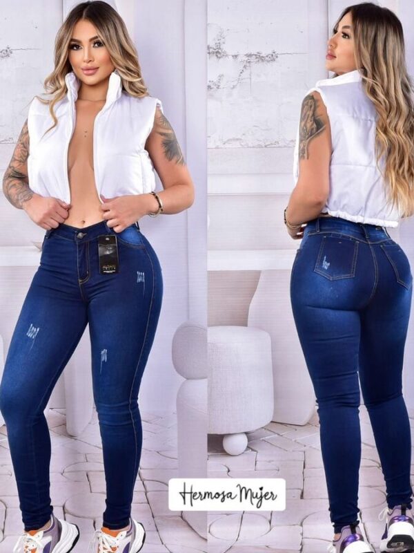 Jean push up skinny en mezclilla con pequeños desgastes