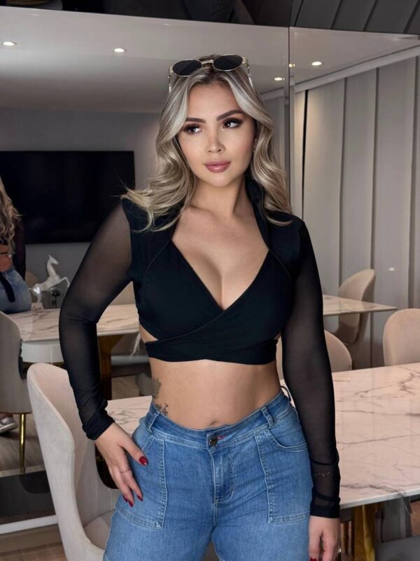 Crop top con escote en v y mangas en velo