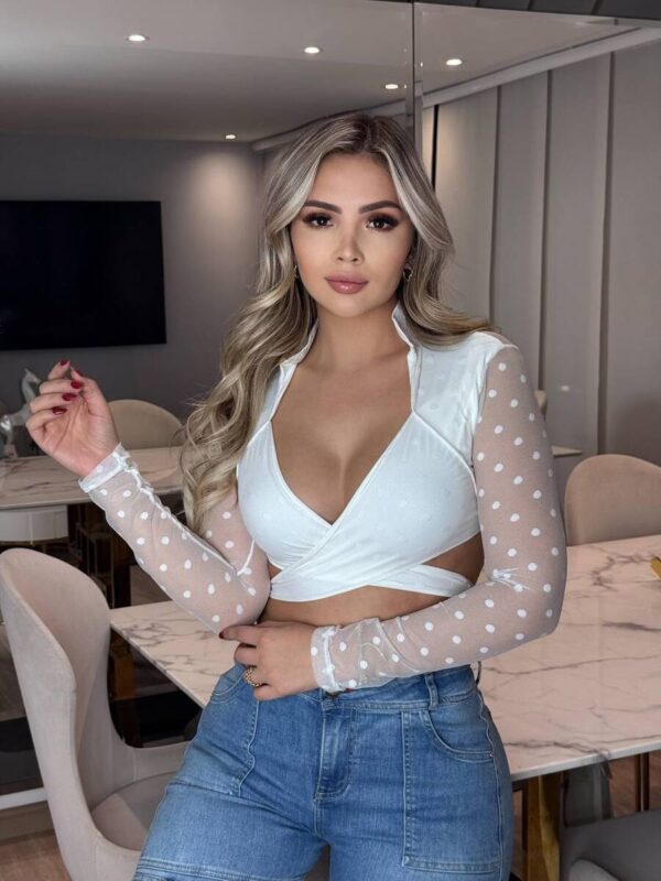 Crop top con escote en v y mangas transparentes