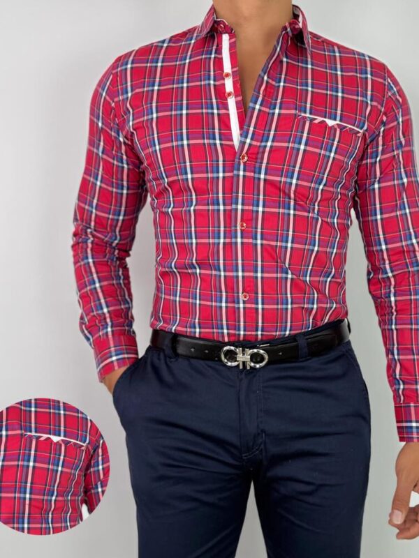 hombre con camisa de cuadros, pantalon y cinturon
