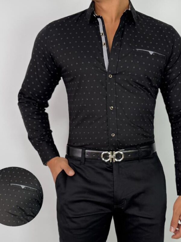 hombre con camisa de puntos negra, pantalon y cinturon