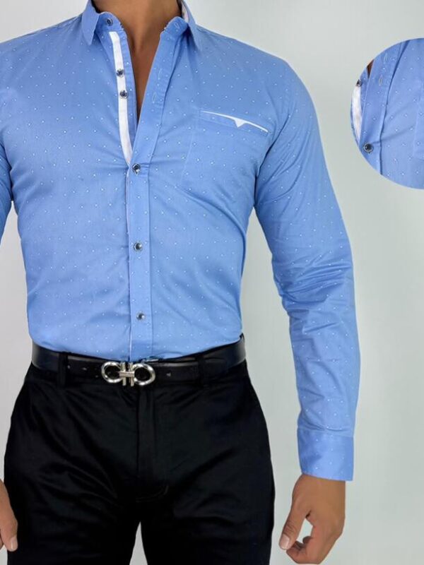 hombre vestido formal con camisa azul claro