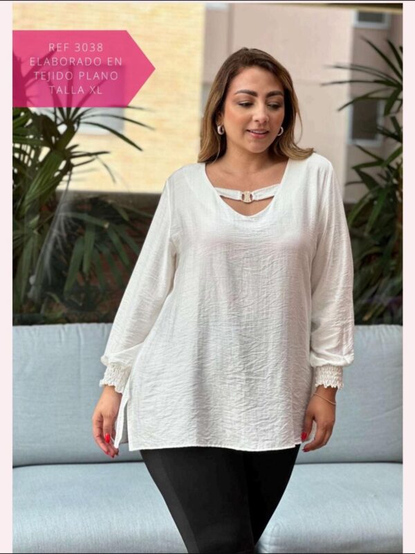 Blusa con escote en V y broche decorativo