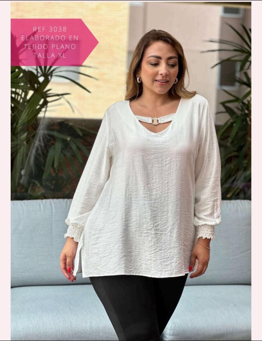 Blusa con escote en V y broche decorativo