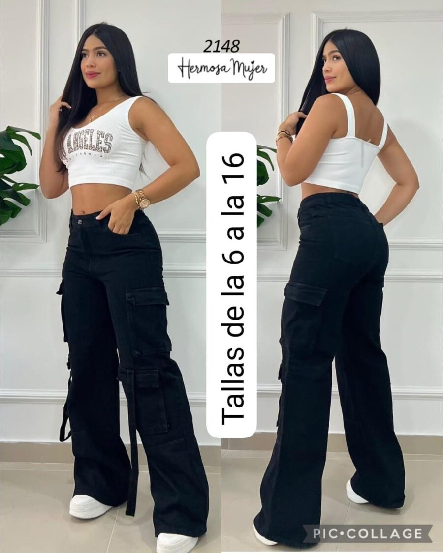 Jean negro tipo cargo con bota ancha y tiras