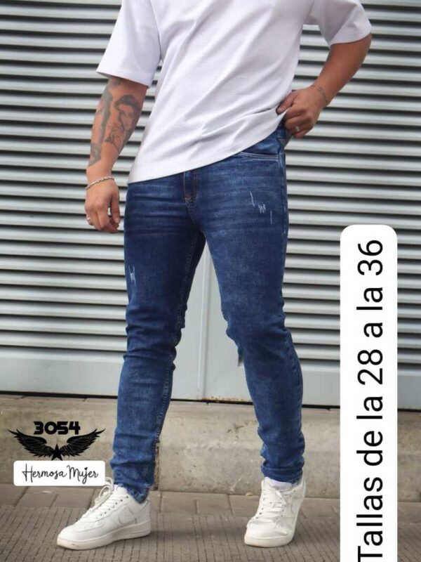 hombre con tatuaje, camisa y jean