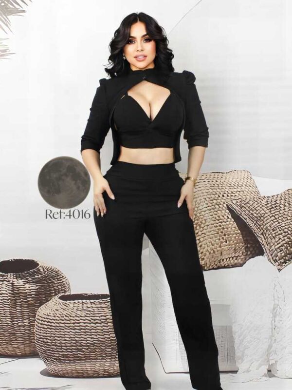 Conjunto crop top con escote profundo y pantalón de tiro alto recto
