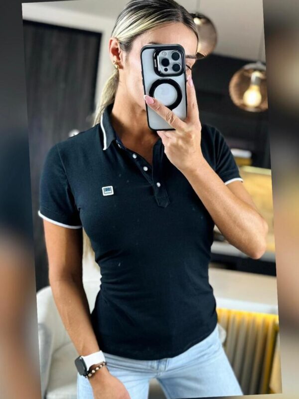 Camiseta tipo polo cuello largo de 4 botones