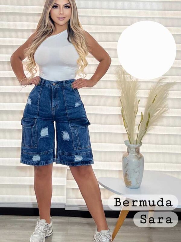 Bermuda azul oscuro tipo cargo con parches