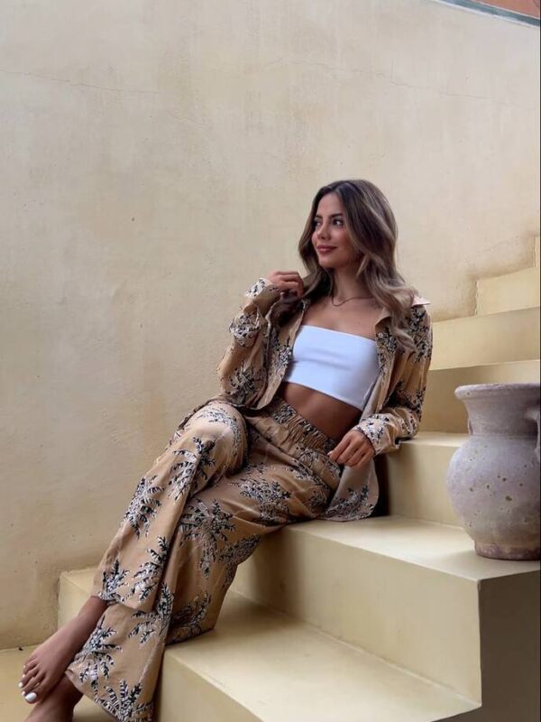 Conjunto camisa y pantalon con estampado de palmeras beige