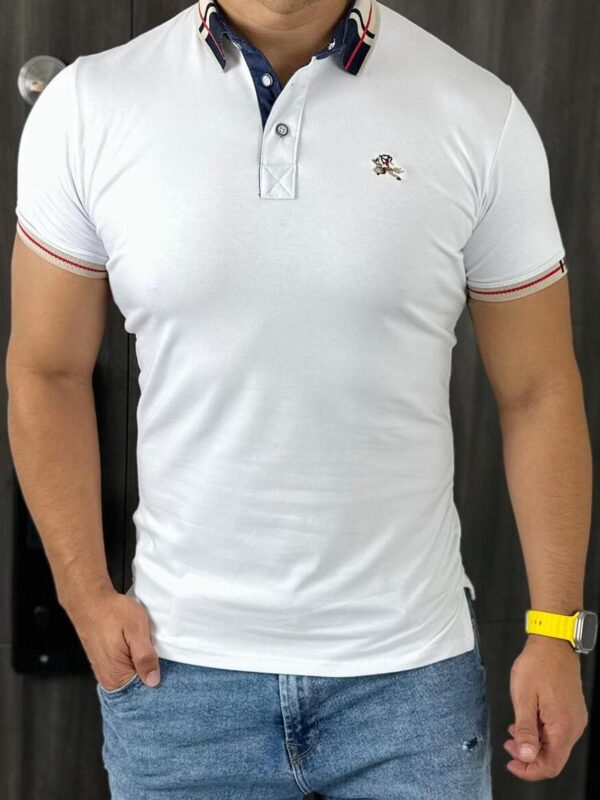 hombre con camiseta blanca con pantalon azul claro