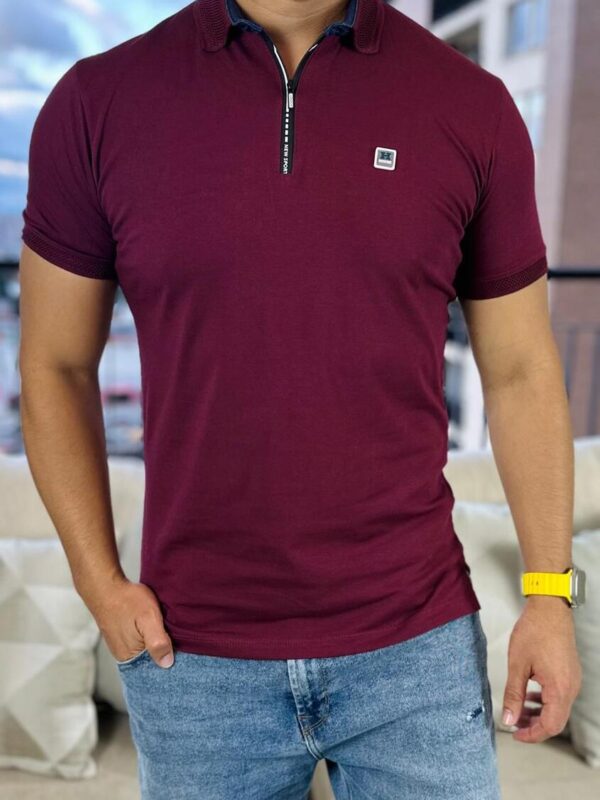 hombre con camiseta vinotinto, pantalon y reloj