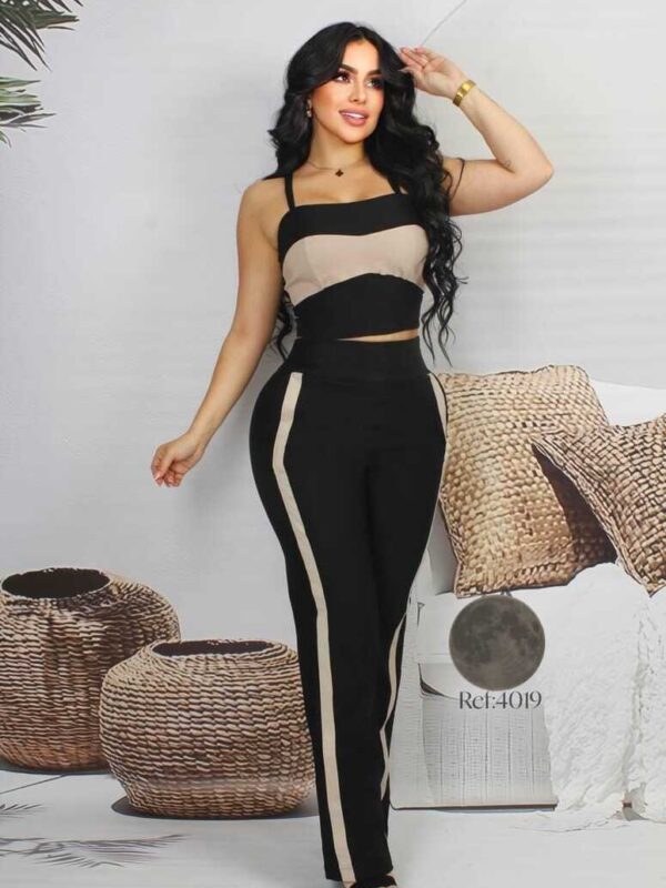 Conjunto pantalon bota recta con top negro