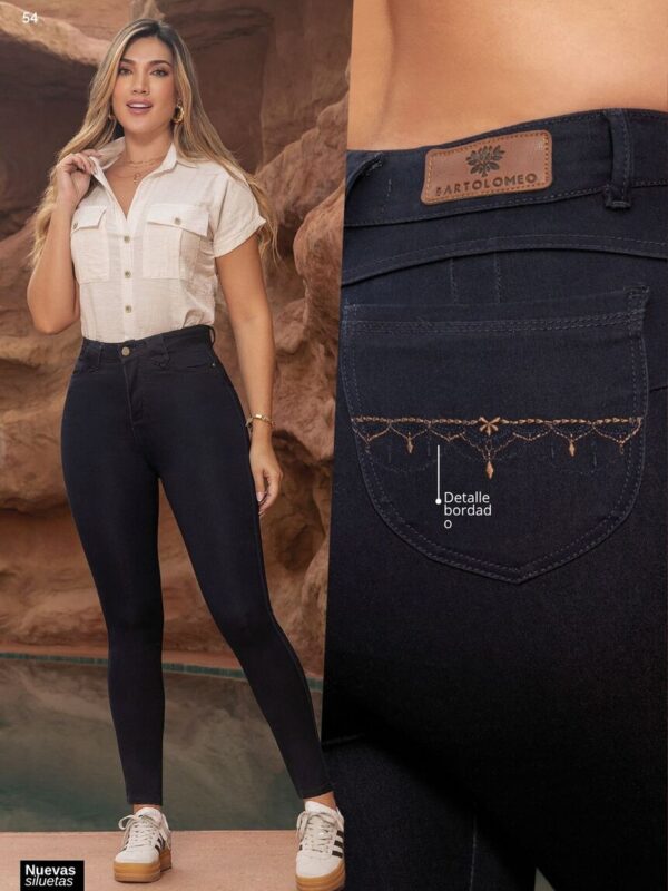 Jean push up bota tubo con bordado en los bolsillos
