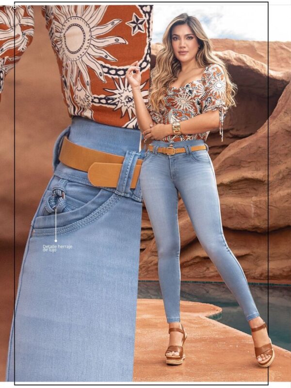 Jean push up bota tubo con detalle en bolsillo y cinturon