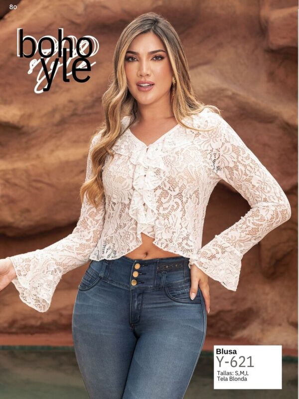 Blusa de encaje y volantes en la parte frontal