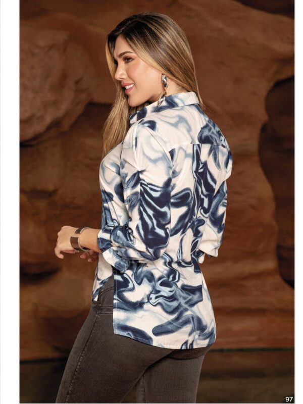 Blusa con estampado y botones para mujer