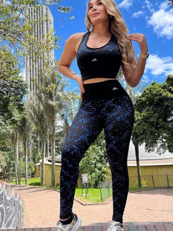 Mujer rubia en un día soleado con conjunto deportivo