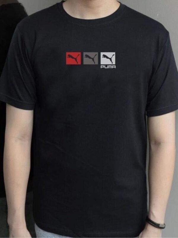 Camiseta negra con estampado pequeño