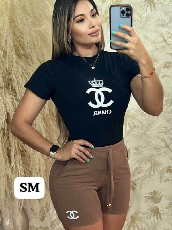 Conjunto deportivo short y camiseta con estampado
