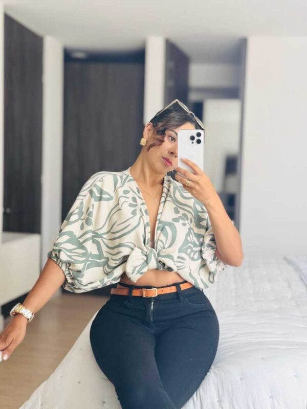 Blusa con escote cruzado y mangas globo para mujer