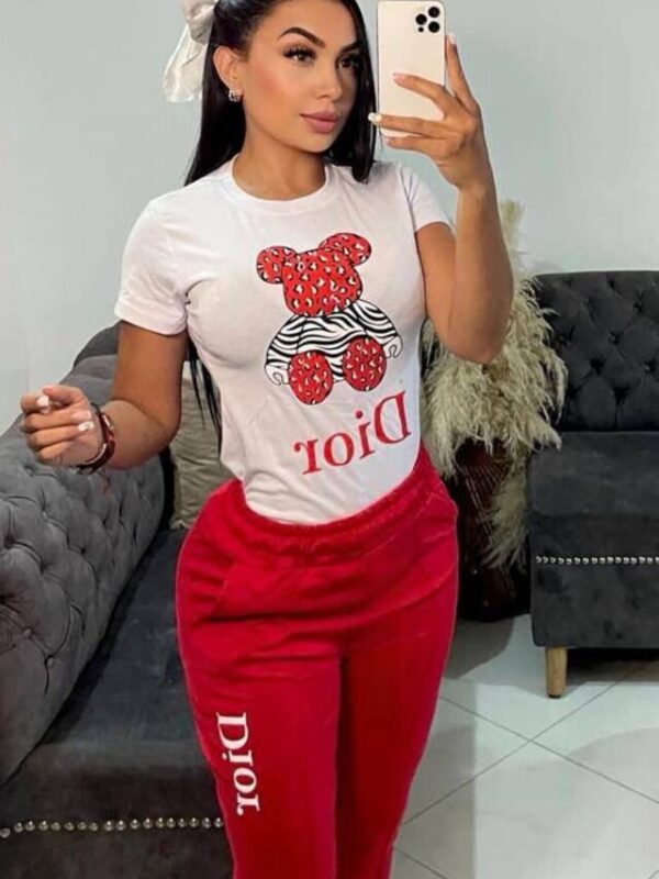Conjunto deportivo jogger y camiseta con estampado de osito