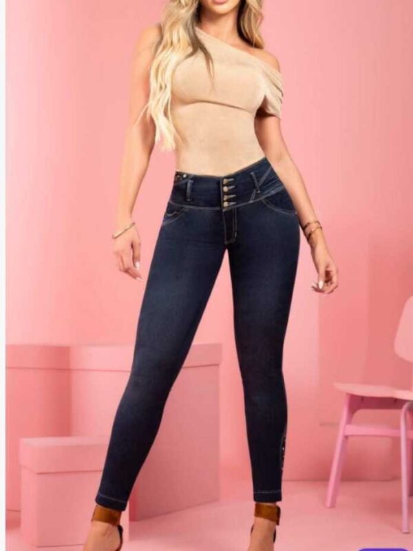 Jean push-up bota tubo con cuatro botones