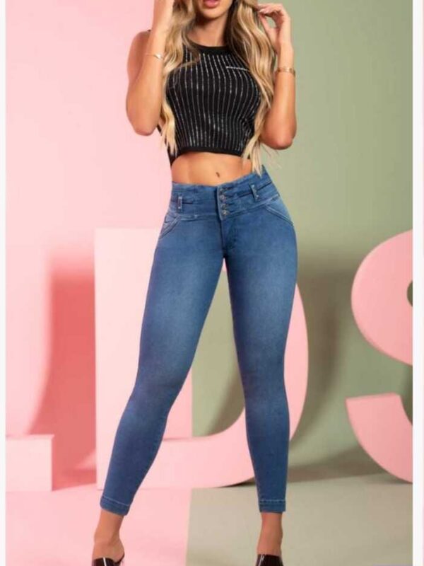 Jean push-up bota tubo con tres botones