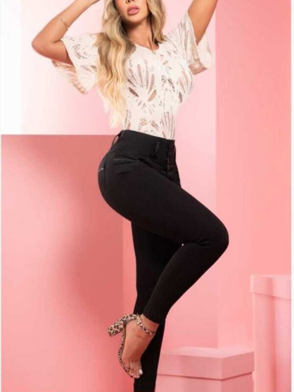 Jean push-up bota tubo con cuatro botones