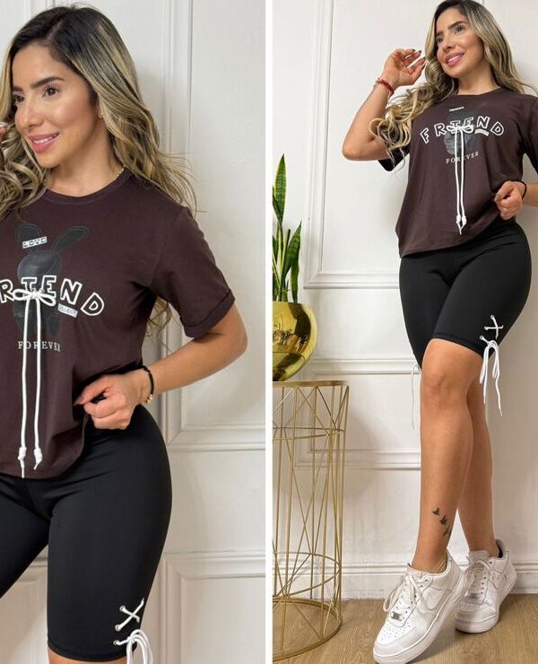 Conjunto de biker deportivo y camiseta con estampado amoroso
