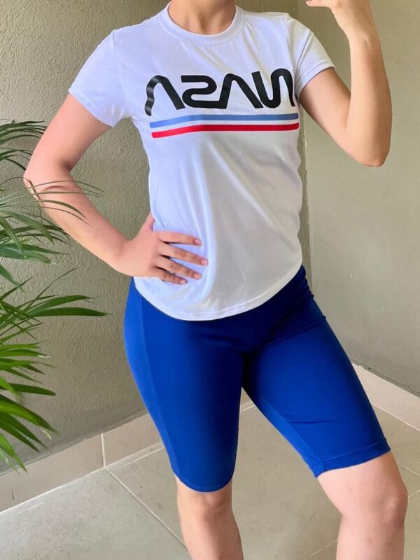 Conjunto de biker deportivo y camiseta con estampado de letras