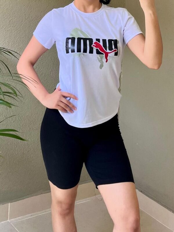 Conjunto de biker deportivo y camiseta