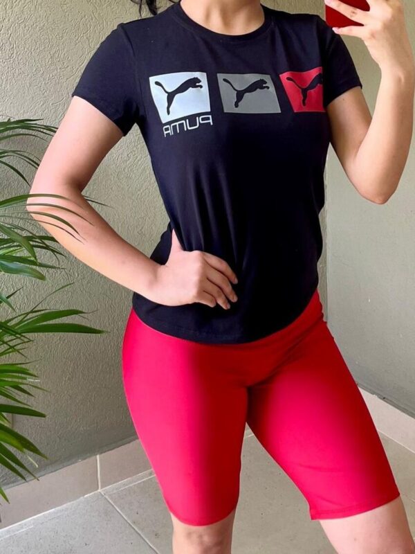 Conjunto de biker deportivo y camiseta estampada