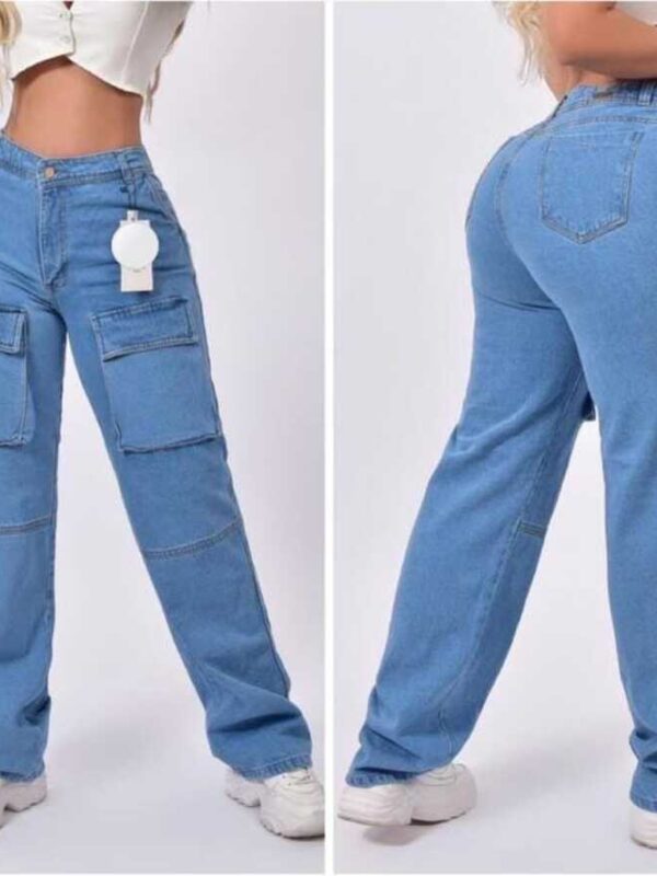 Jean push up con bolsillos tipo cargo con bota recta para mujer