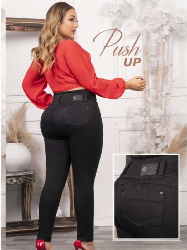mujer posando en una sala con una blusa roja y jean negro