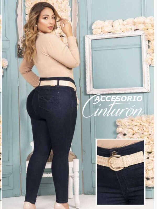 mujer rubia con una camisa y jean azul oscuro con cinturon